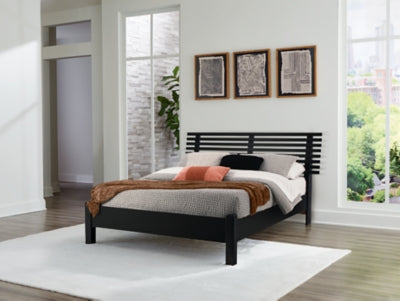 Danziar Queen Slat Bed - Plourde Furniture Co (Caribou, ME)